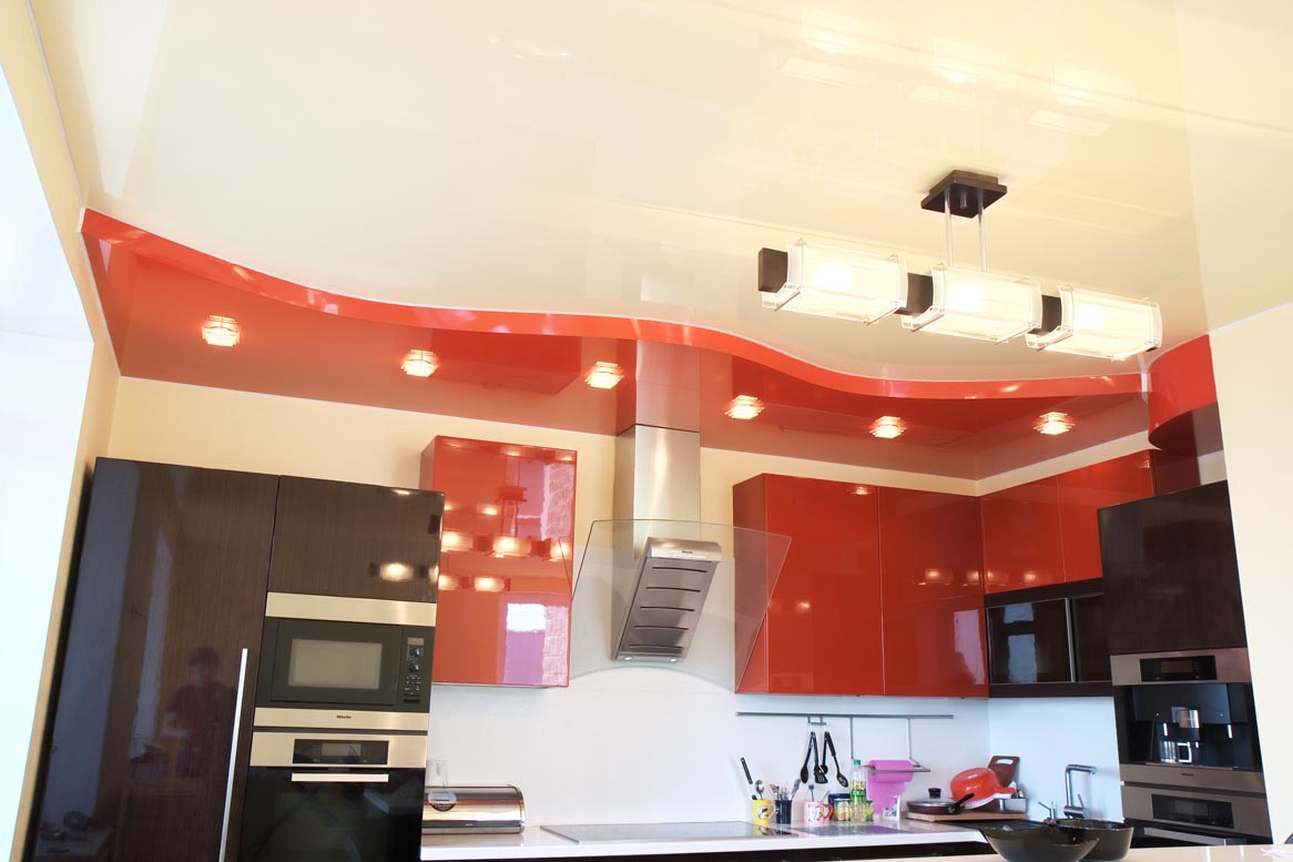 Дизайн потолков натяжных в кухне